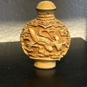 Vintage Chinese carved snuff bottle - ivory resin lacquerware